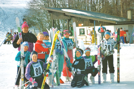 Schulkinder beim Skitraining mit Magnus Pult